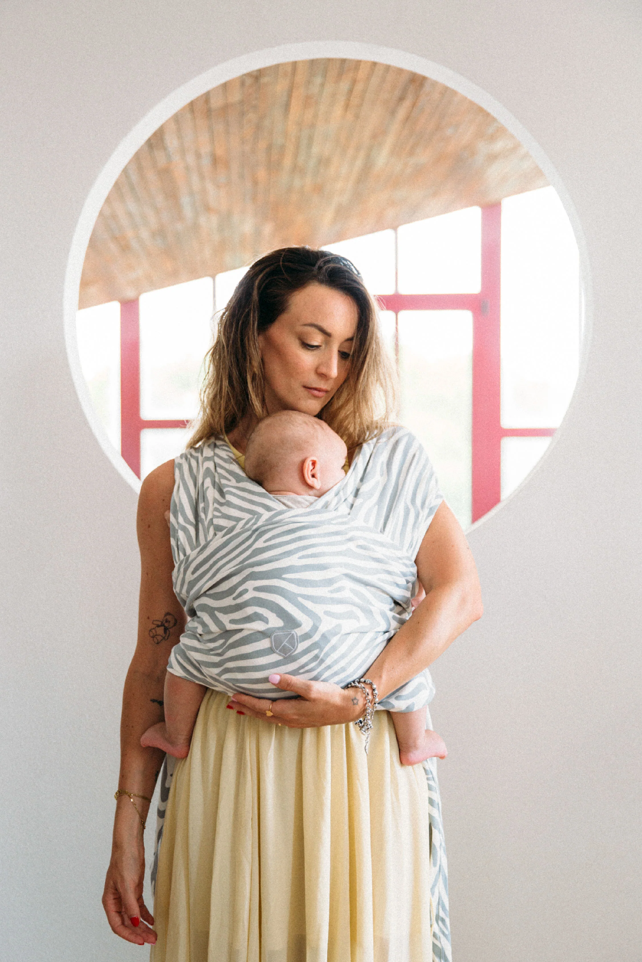 CUDDLE BAND 2 Newborn Baby Wrap - Tiger-print Grey - Image 4